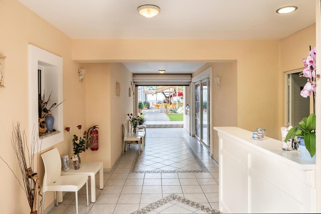 Aparthotel Angela Beach à Platanés Extérieur photo